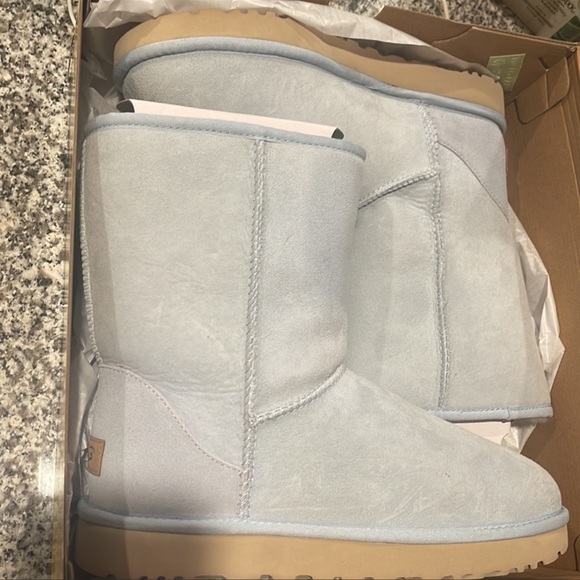 Cute 🥰 IT HAS A FEW MARKS ON IT! NOT TOO VISIBLE! - Picture 3 of 4